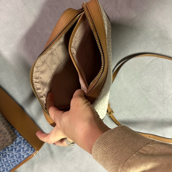 White Small Michael Kors Cross Body bag - Picture 2 of 3
